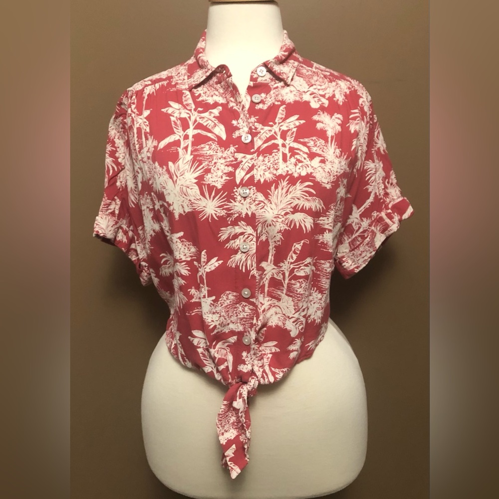 American Eagle XS Pink with White Hawaiian Print Tie Top
